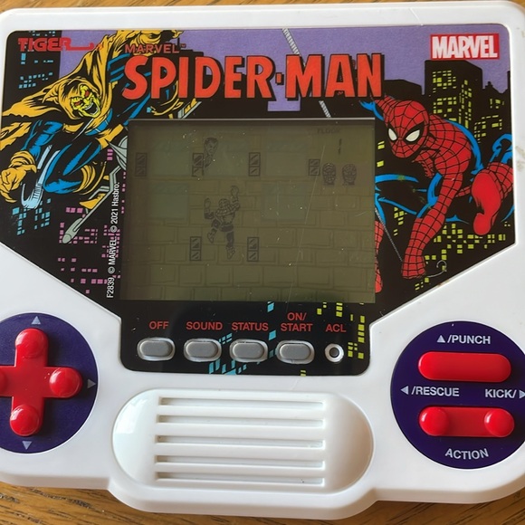 Tiger Electronics Marvel Spider-Man Electronic LCD Video Game - Picture 3 of 3